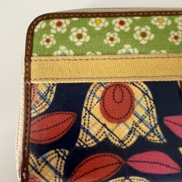 Fossil Vintage Floral Zip Around Wallet - Picture 9 of 13